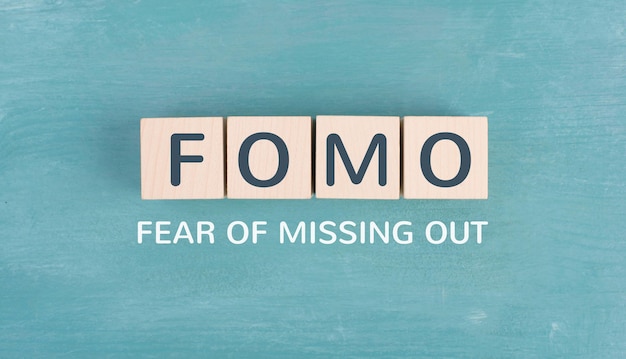 FOMO acroniem voor angst om sociale media te missen en levensstijl concept spijt en depressie