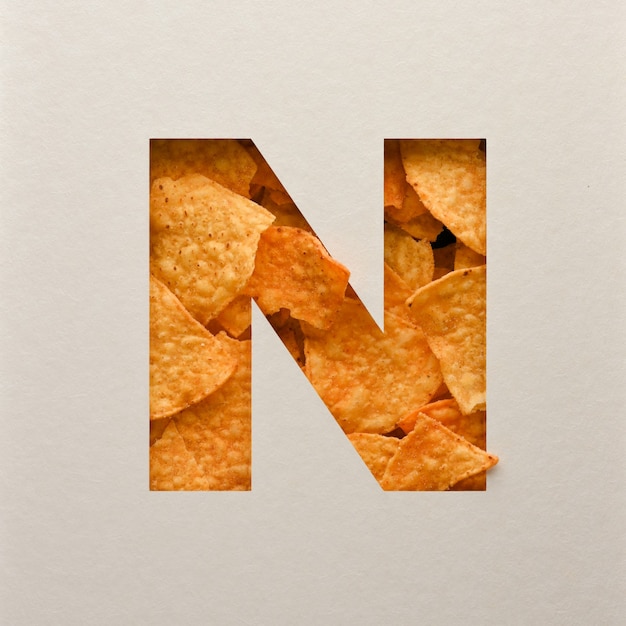 Дизайн шрифта, абстрактный шрифт с треугольными кукурузными чипсами, реалистичная типография с листьями - N