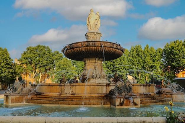 Foto fontain de la rotonde met drie sculpturen van vrouwelijke figuren die gerechtigheid voorstellen in aixenprovence in frankrijk