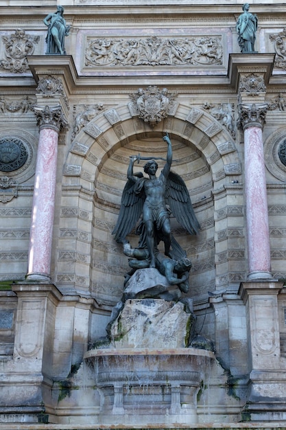 Fontaine SaintMichelは、フランスのパリのサンミッシェル広場にある記念碑的な噴水です。