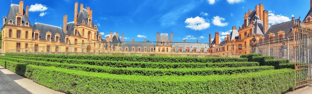 FONTAINEBLEAU FRANKRIJK 09 JULI 2016 Suburbane residentie van de Franse koningen prachtige Chateau Fontainebleau en rond zijn park