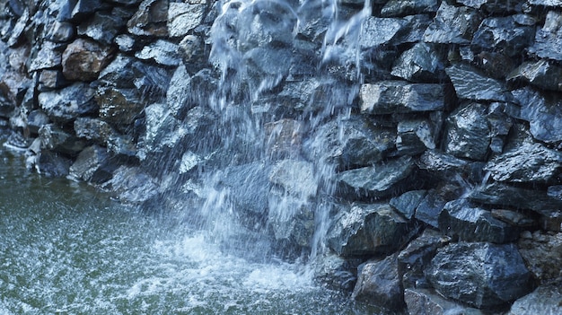 Fontein als kunstmatige waterval die langs de stenen van Noordelijke Kaukasische stenen stroomt.