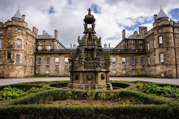 Fontein en binnenplaats van Holyrood Palace Edinburgh Schotland Uk