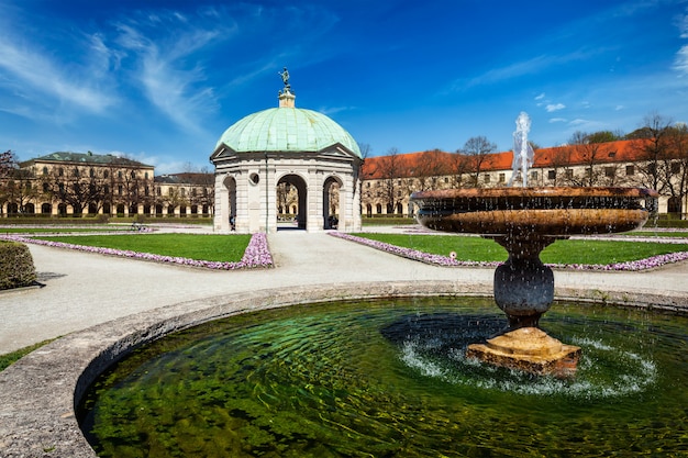 Fontein en paviljoen in hofgarten, münchen