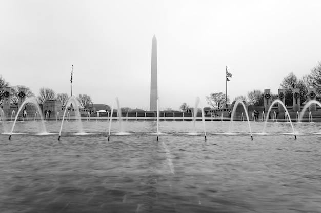 Foto fontein en washington monument tegen een heldere lucht