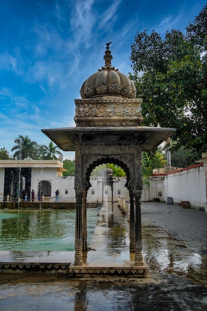 Fontein in de tuinen van Saheliyon ki Bari, ook bekend als de Maidens Courtyard. Deze populaire toeristische attractie in Udaipur, Rajasthan, India trekt een groot aantal bezoekers