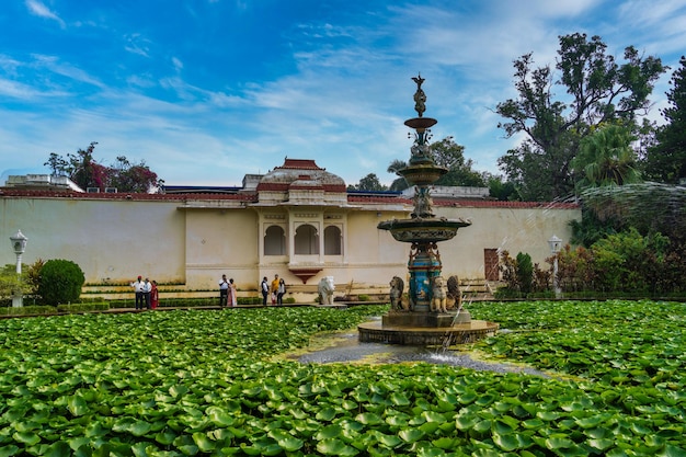 Fontein in de tuinen van Saheliyon ki Bari, ook bekend als de Maidens Courtyard. Deze populaire toeristische attractie in Udaipur, Rajasthan, India trekt een groot aantal bezoekers