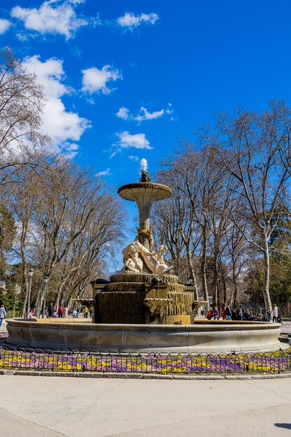 fontein in Madrids Retiro Park op een lente dag