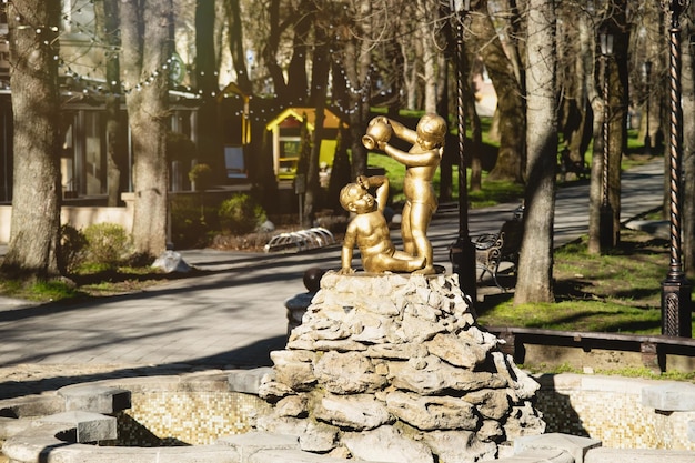 Fontein met een sculptuur van een jongen en een meisje in het centrum van Stavropol Stavropol regio Rusland