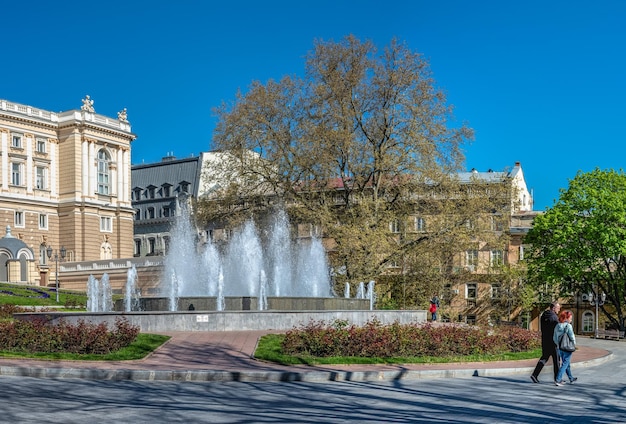 Fontein op het theaterplein in odessa, oekraïne