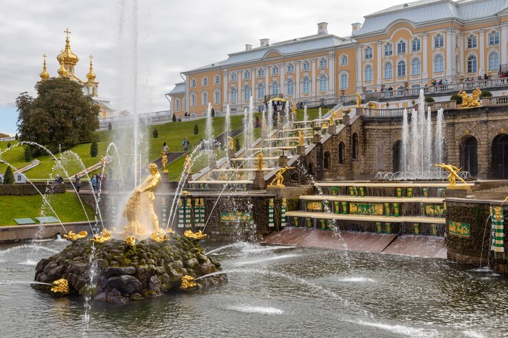 Fontein Samson die de leeuwenmuil scheurt in Peterhof, een Russische koninklijke residentie in de herfst