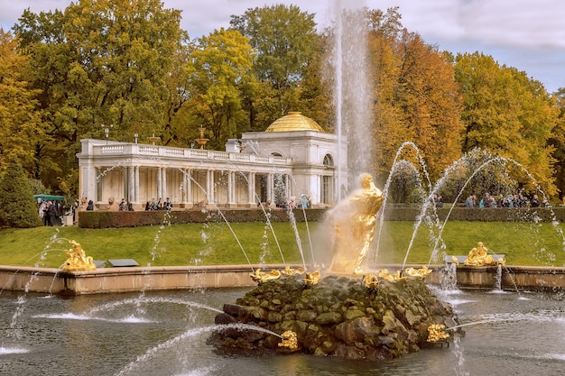 Fontein Samson scheurt de leeuwenbek in Peterhof