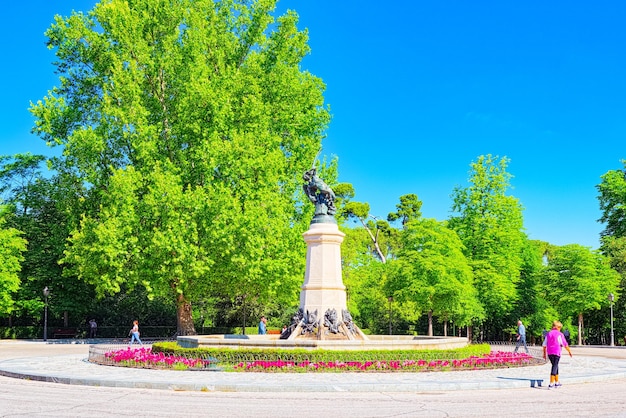 Fontein van de gevallen engel (fuente del angel caido) in buen retiro park