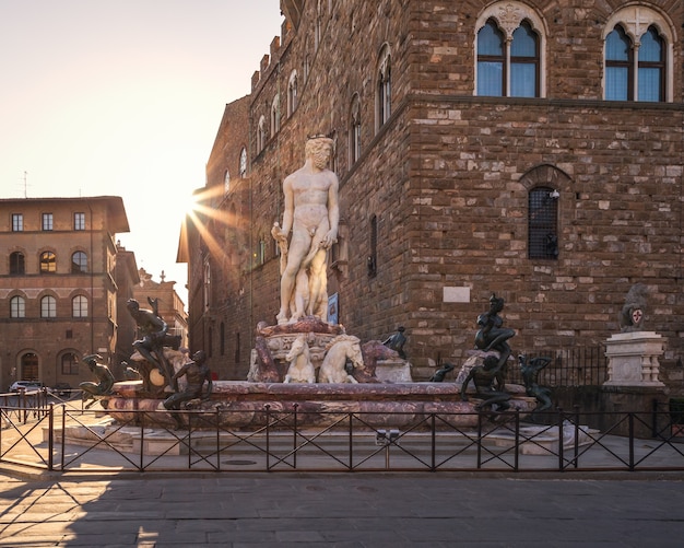 Fontein van neptunus bij zonsopgang op een leeg plein, florence, italië