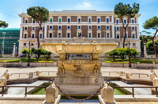 Fontein voor het Palazzo del Viminale in Rome, Italië