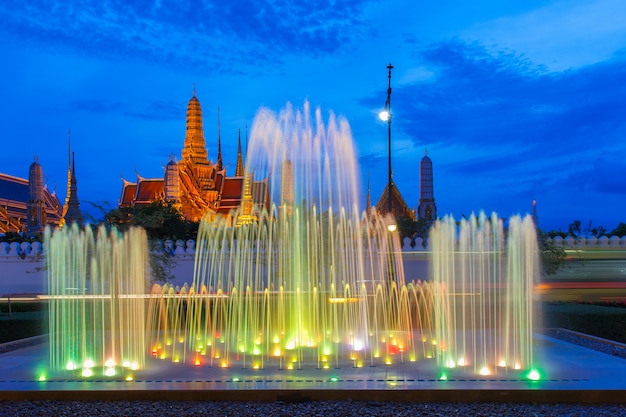 Fonteindansshow voor Wat Phra Kaew in de stad Bangkok