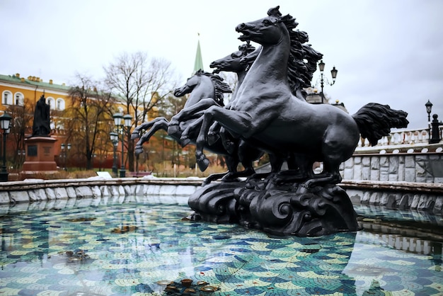 Foto fonteinen en standbeelden in parken in moskou