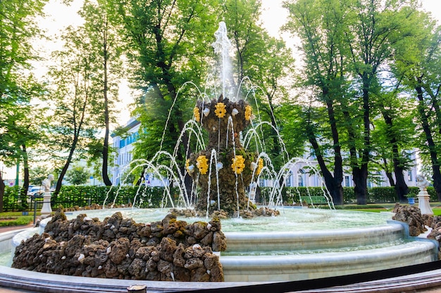 Fonteinkroon in oud stadspark Zomertuin in Sint-Petersburg, Rusland