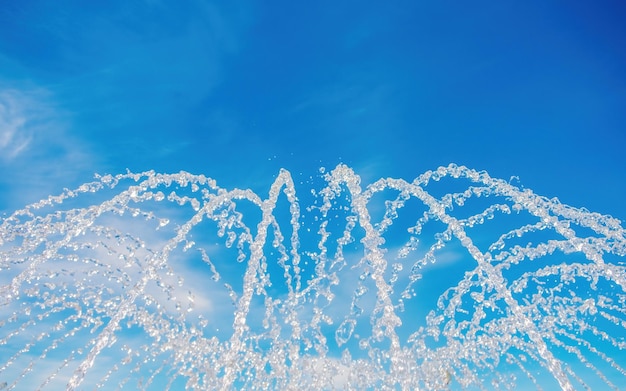 Fonteinstralen tegen de blauwe lucht