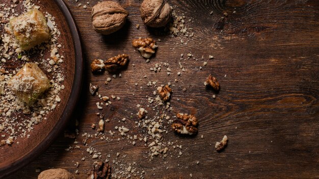 Foto sfondo di cibo. baklava su un piatto rustico. concetto di dessert turco