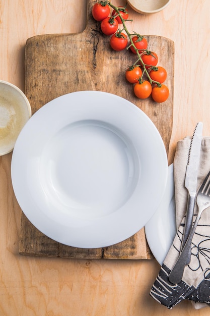 Sfondo alimentare piatto rotondo vuoto per il menu