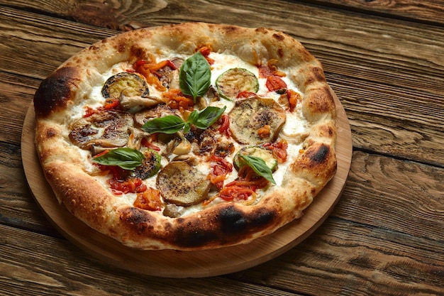 다양한 야채를 곁들인 음식 배경 비건 슬라이스 피자