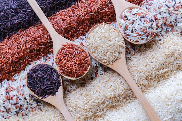 나무로되는 숟가락에 쌀의 5 행의 평면도와 음식 배경.