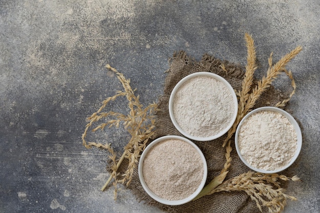 Foto ingredienti alimentari e da cottura farina di grano grossa a base di cereali integrali, crusca di grano e farina di frumento