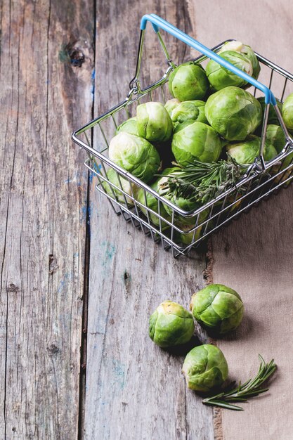 Foto cesto alimentare di cavoletti di bruxelles