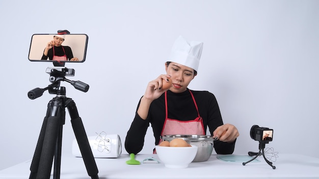 Foto food blogger chef donna asiatica in streaming live