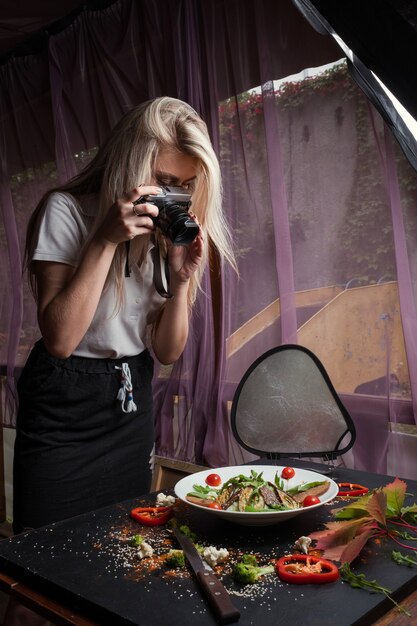 Foto food blogger backstage werkproces. speciale benodigheden. goede voeding. actieve levensstijl.