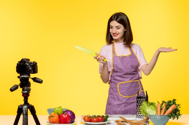 Foto food blogger simpatico cuoco di fitness che registra video per i social media entusiasta dello spettacolo