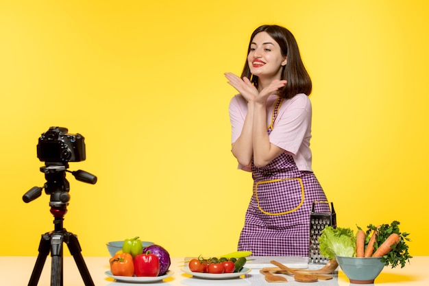 Food blogger gezonde fitness chef-kok die video opneemt voor een glimlach op sociale media