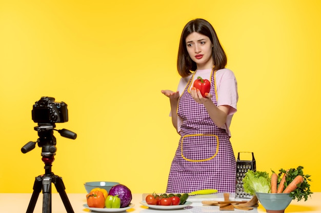 Food blogger gezonde fitness chef-kok die video opneemt voor sociale media met rode peper