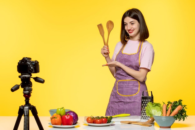 Photo food blogger healthy fitness chef recording video for social media with wooden cutlery