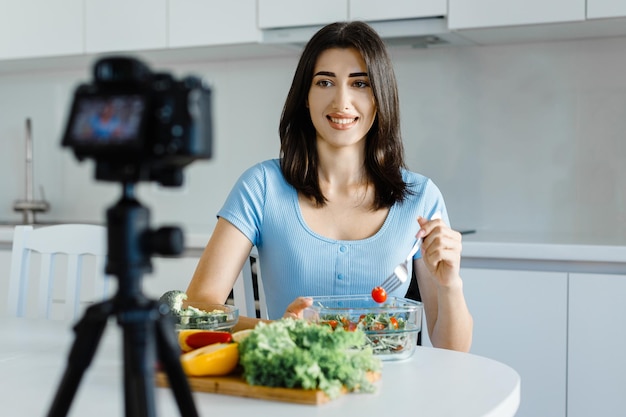 Food blogger vrouw neemt thuis video op in de keuken over een gezonde levensstijl en eten