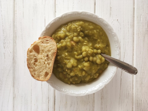 Foto cibo in ciotola su un tavolo di legno