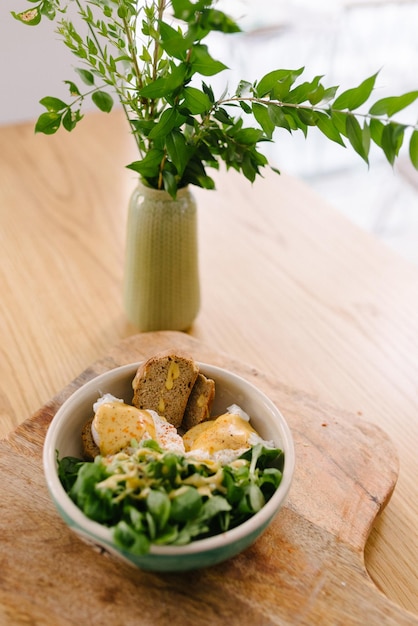 テーブルの上のカッティングボードの鉢に植えられた食べ物
