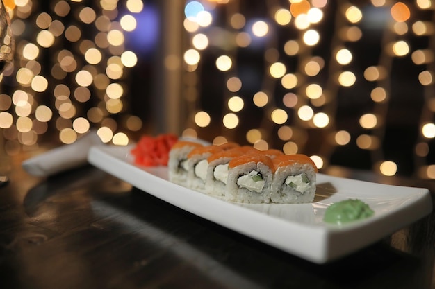 테이블 위에 있는 카페의 음식 일본 스시와 차