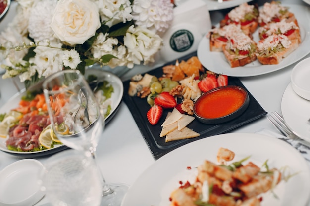 Photo food catering appetizers snacks on a tray on table