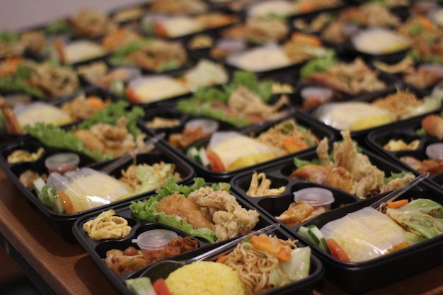 Photo food catering fried chicken box rice with vegetables and fresh vegetables