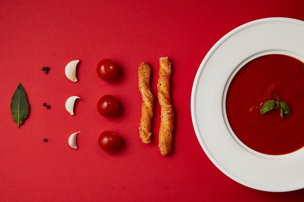 Photo food composition tomato soup plate