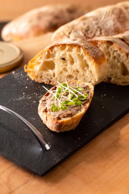 음식 개념 프랑스 쇠고기 Rillettes는 수제 피 각질 장인 시아 바타 빵에 확산