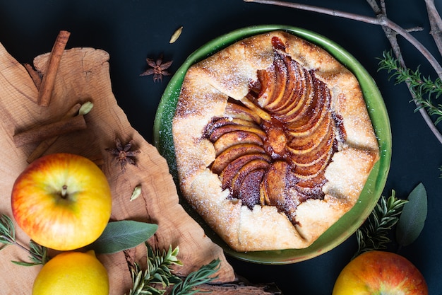 음식 개념 신선한 구운 황금 수 제 유기농 사과 Galette 파이 버터 빵 껍질