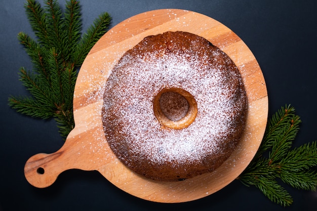 블랙에 중앙 유럽의 음식 개념 집에서 만든 Gugelhupf bundt 효모 케이크