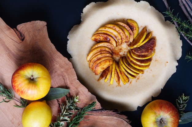 Preparazione del concetto di cibo per la crosta burrosa della torta di galette alle mele biologica fatta in casa