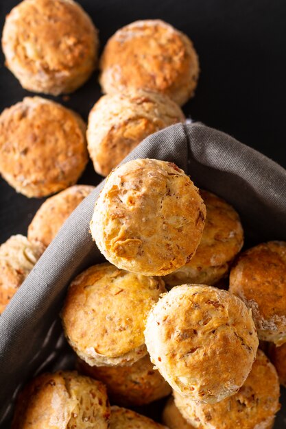 Food concept Vers gebakken zelfgemaakte boterachtige, zoute ham en kaas scones