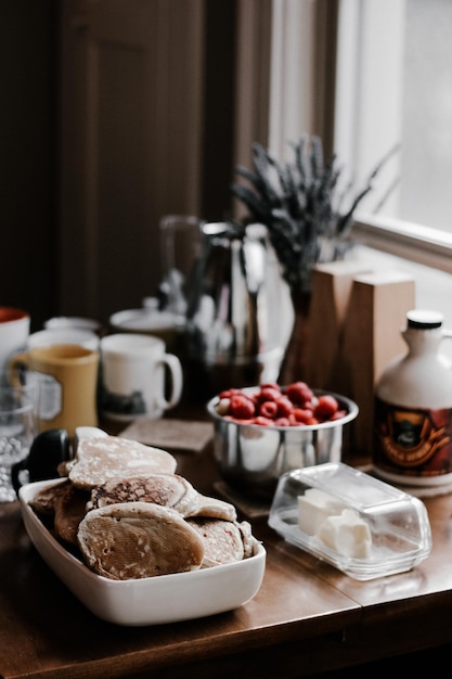 Photo food in container on table at home