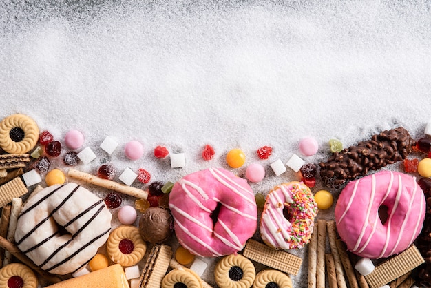 Foto alimenti contenenti zucchero. concetto di abuso di cioccolato e dipendenza, cura del corpo e dei denti.