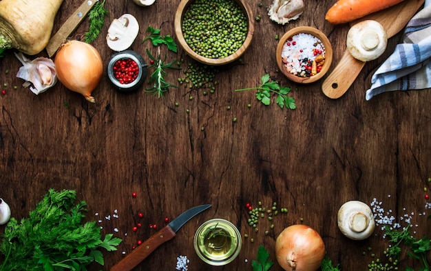 Photo food cooking background ingredients for prepare green lentils with vegetables spices and herbs wooden kitchen table background place for text vegan or vegetarian food oncept top view border